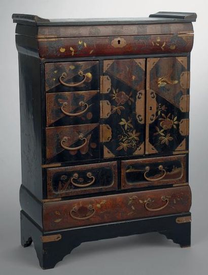 Petit modèle de cabinet ouvrant à deux portes...