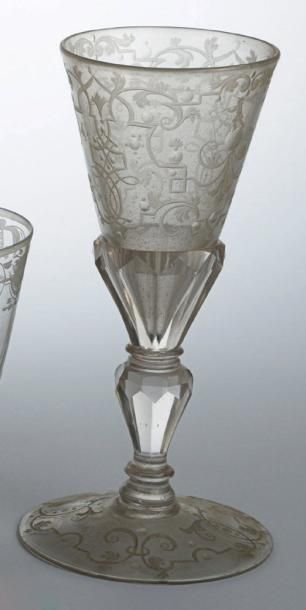 Verre à jambe à décor gravé de rinceaux,...