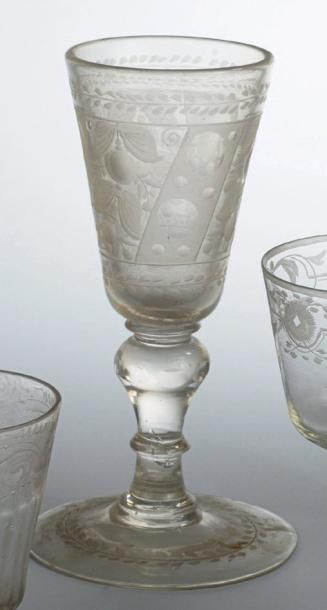 Verre à jambe à décor taillé et gravé de...