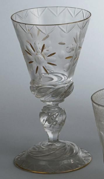 Verre calice à décor taillé doré de fleurs....