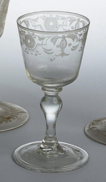 Verre à jambe à décor gravé de fleurs et...