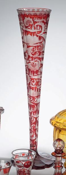 Très grand cornet en verre de Bohème à réserve...