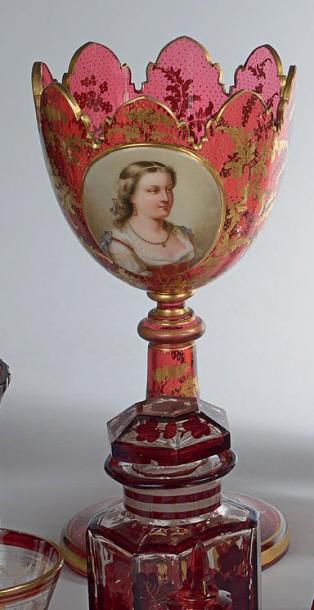 Important calice en verre de Bohème sur pied,...