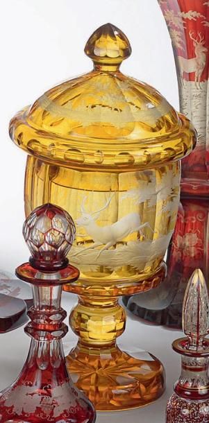 Important calice couvert en verre de bohème,...