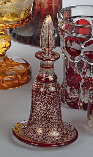 Petit flacon en verre de Bohème, orné de...