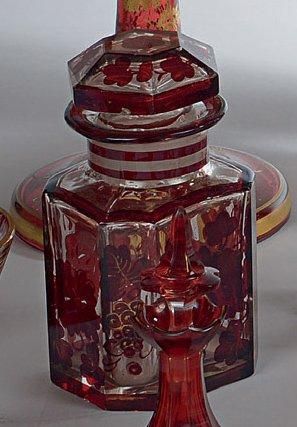 Gros flacon carré en verre de Bohème, à pans...