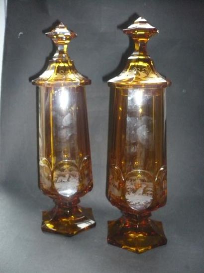 Paire de vases couverts tronconiques à pans...