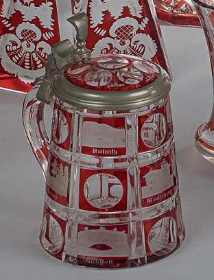 Choppe en verre de Bohème à couvercle cerclé...