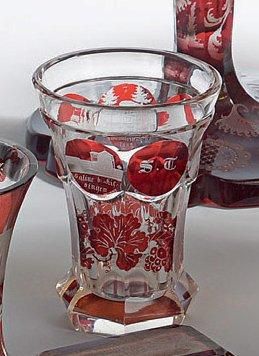 Verre de Bohème à décor rouge et sept médaillons...
