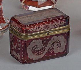 Petit coffret cerclé de métal, à pans coupés...
