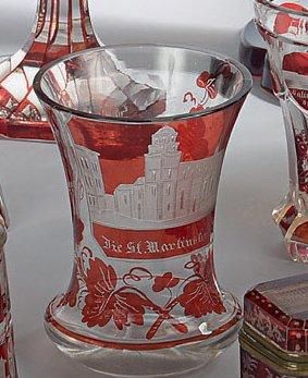 Verre de Bohème à fond rouge et gravé d'une...