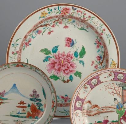Plat rond creux en porcelaine décoré en émaux...