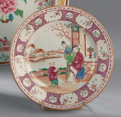 Assiette ronde en porcelaine décorée en émaux...