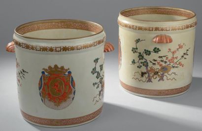 Paire de cache-pots rond en porcelaine, décor...