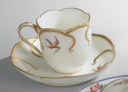 Belle tasse et sa soucoupe en pâte tendre...