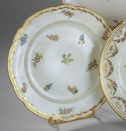 Assiette à bordure contournée en porcelaine...