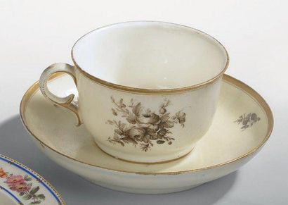 Grande tasse à chocolat en porcelaine et...
