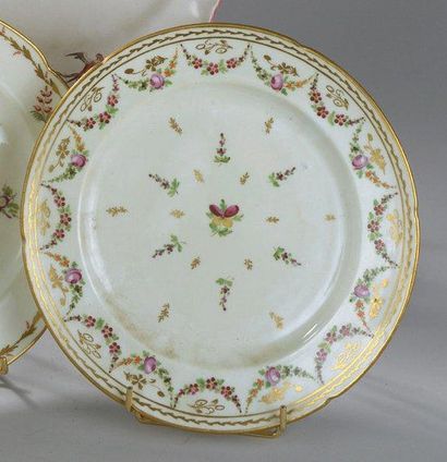 Assiette à bordure contournée en porcelaine...