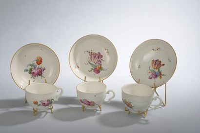 Trois tasses à thé et leurs soucoupes à décor...