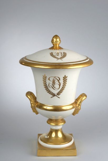 Grand vase couvert de forme Médicis en porcelaine...