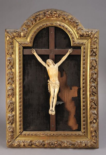 Christ en ivoire dans un cadre en tilleul...