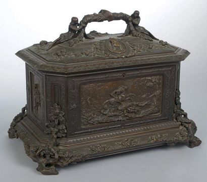 Coffret rectangulaire à pans coupés, en bronze...