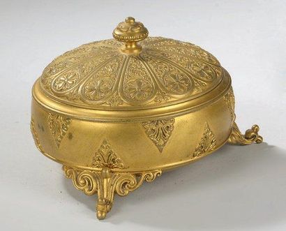 Boîte en bronze doré, ronde à décor de palmettes....