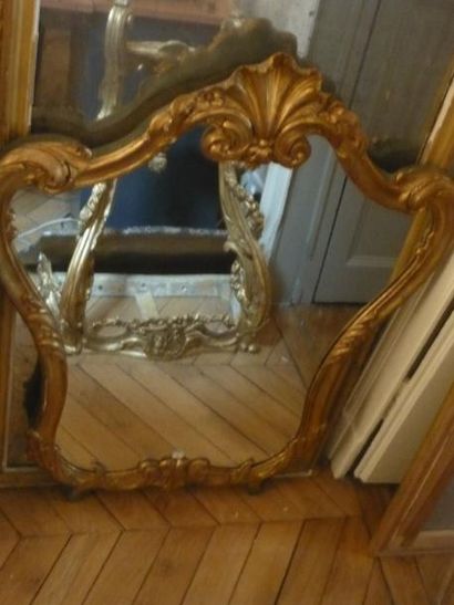 Miroir en bois doré et sculpté de forme écusson,...
