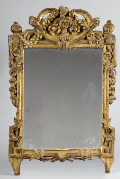 Miroir en bois sculté et doré à riche décor...