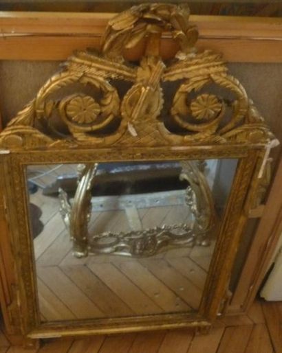 Miroir en bois doré et sculpté, le fronton...