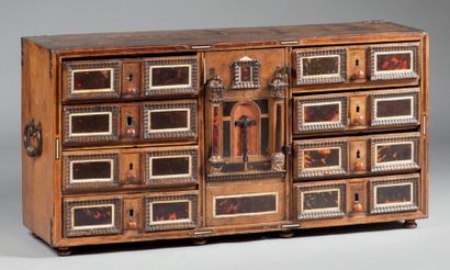 Cabinet en noyer naturel à huit petits tiroirs...