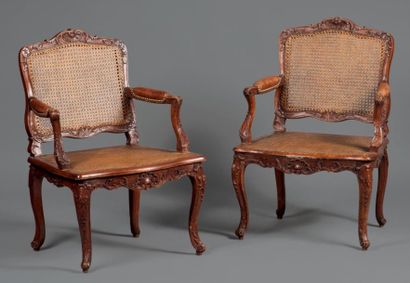 Paire de fauteuils cannés en hêtre naturel...