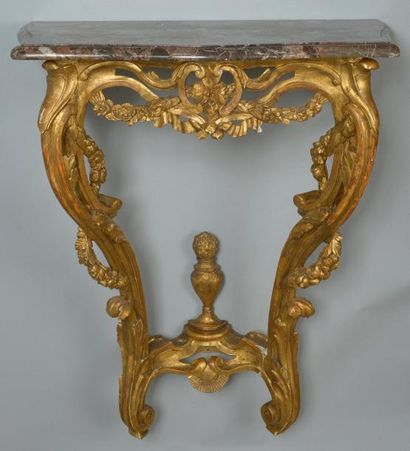 Petite console en chêne redoré de forme mouvementée...