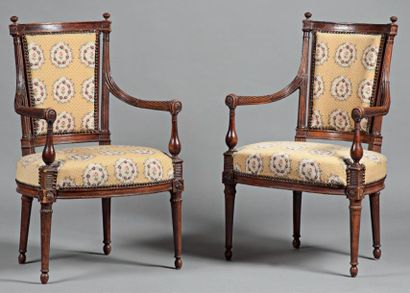 Paire de fauteuils en hêtre mouluré naturel...