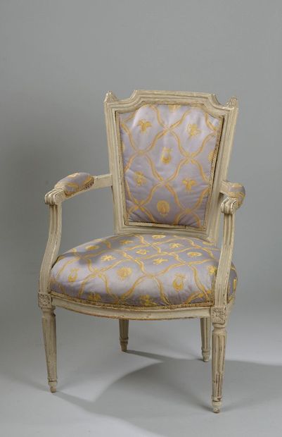 Fauteuil en bois mouluré laqué blanc, dossier...