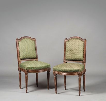 Paire de chaises en bois naturel mouluré...
