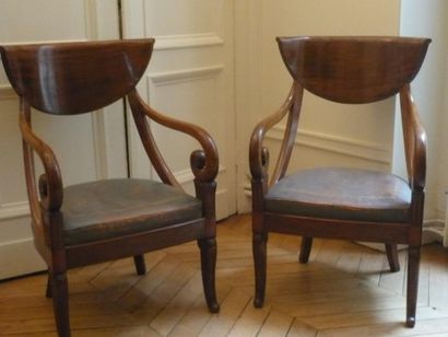 Paire de fauteuils en acajou, à dossier en...