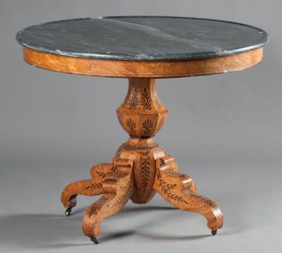 Guéridon rond en placage d'érable marqueté...