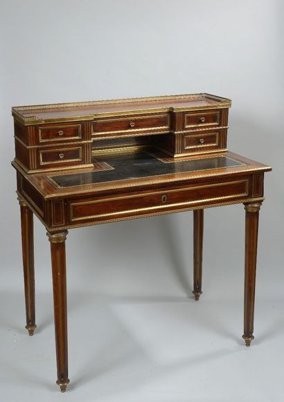 Petit bureau à gradin en placage d'acajou...