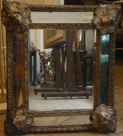 Miroir à parecloses en bois doré et sculpté...
