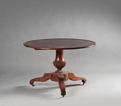 Guéridon rond en acajou, le fût balustre...