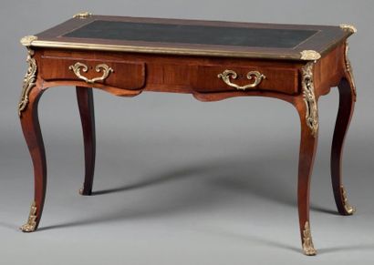 Bureau plat de dame en placage d'amarante,...
