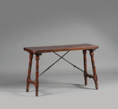 Table rectangulaire en noyer reposant sur...