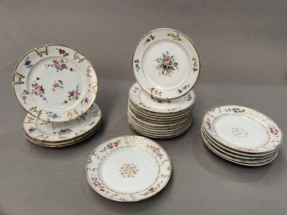 Mannette de vaisselles en porcelaine à décor...