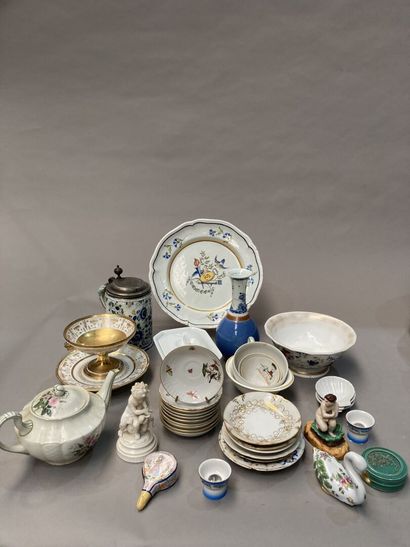 Mannette de vaisselles en porcelaine à décor...