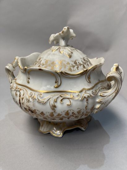 Petites porcelaines de Paris et divers.
Accidents...