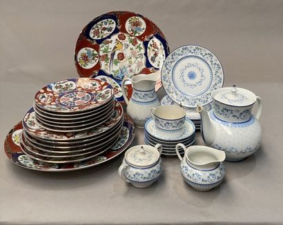 Mannette de vaisselles en porcelaine à décor...