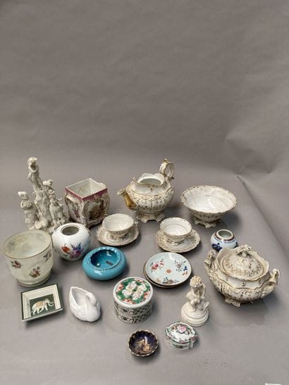 Petites porcelaines de Paris et divers.
Accidents...