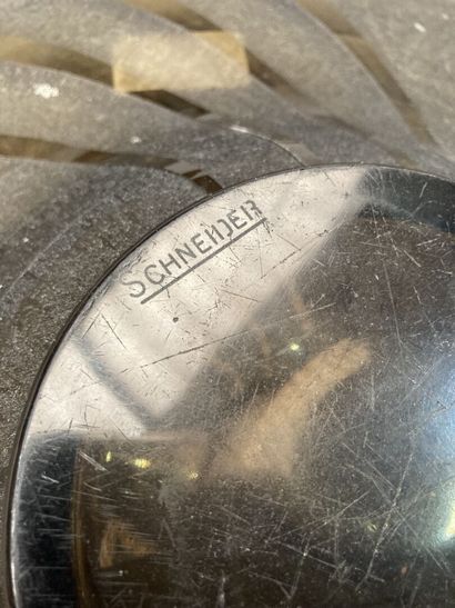 Mannette de verres en cristal taillé comprenant...