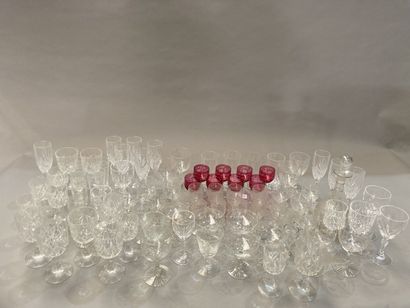 Mannette de verres en cristal taillé comprenant...